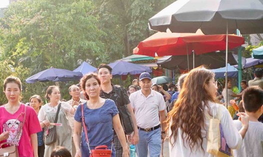 Nhiều người dân lựa chọn các công viên để tận hưởng tiết trời đẹp, khô ráo ngày nghỉ lễ Giỗ Tổ Hùng Vương. Ảnh: Nhật Minh