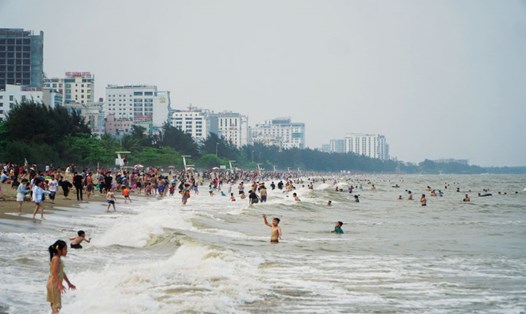 Bãi biển Sầm Sơn chật kín du khách những ngày nắng nóng đầu hè. Ảnh: Quách Du