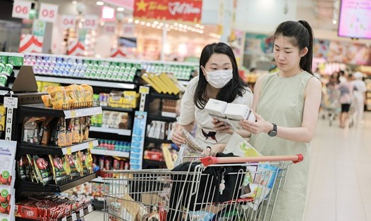 Người dân mua sắm hàng hóa tại siêu thị ở Hà Nội. Ảnh: Hải Nguyễn