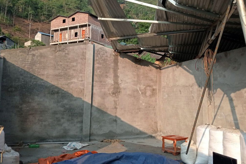 Nhiều ngôi nhà bị tốc mái, hư hỏng sau dông lốc ở Lào Cai. Ảnh: Người dân cung cấp
