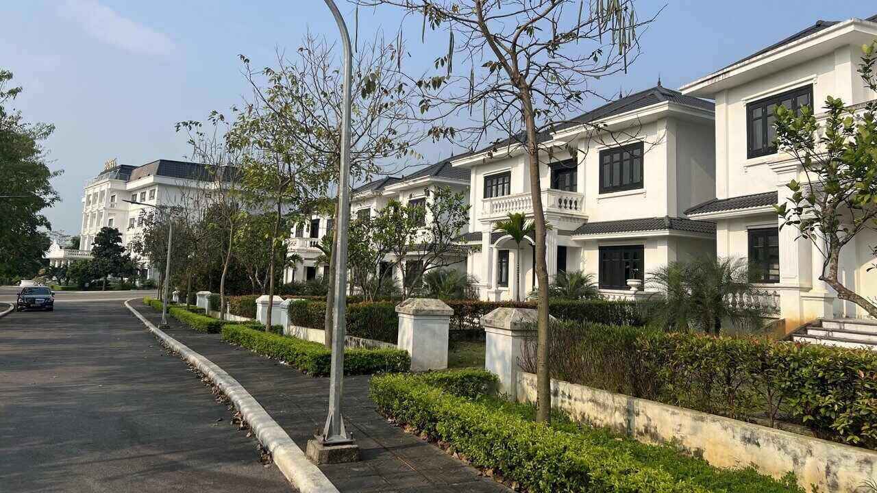 “Một số căn nhà ở đây đã được bán cho những người mua ở Hà Nội với giá trị khoảng trên chục tỉ 1 căn” - người bảo vệ này chia sẻ.