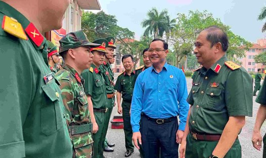 Chủ tịch Tổng Liên đoàn Lao động Việt Nam Nguyễn Đình Khang trao đổi với lực lượng tham gia thao diễn phòng cháy, chữa cháy. Ảnh: Kiều Vũ