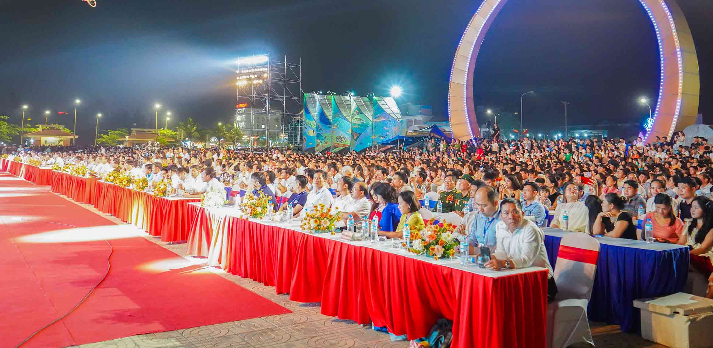 Các đại biểu tham dự khai mạc Lễ hội Du lich Cửa Lò năm 2024. Ảnh: Duy Chương.