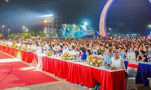 Các đại biểu tham dự khai mạc Lễ hội Du lich Cửa Lò năm 2024. Ảnh: Duy Chương.