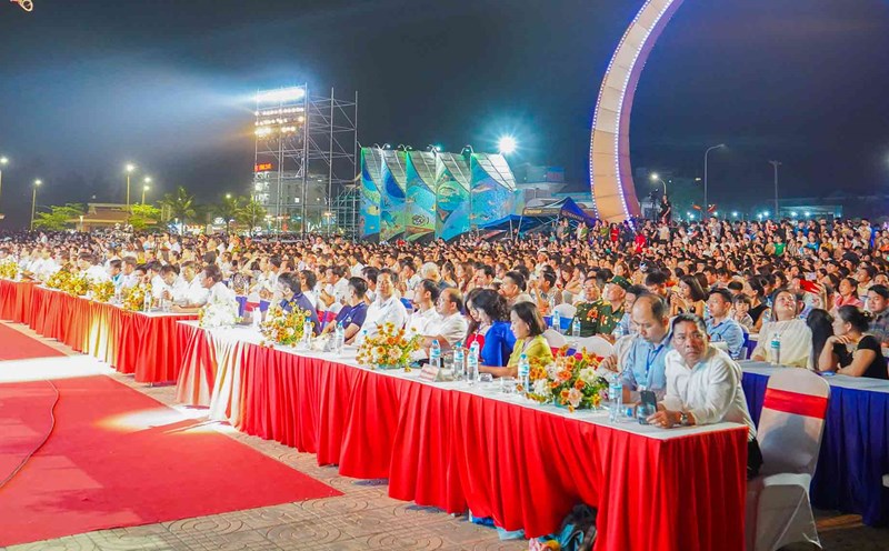 Các đại biểu tham dự khai mạc Lễ hội Du lich Cửa Lò năm 2024. Ảnh: Duy Chương.