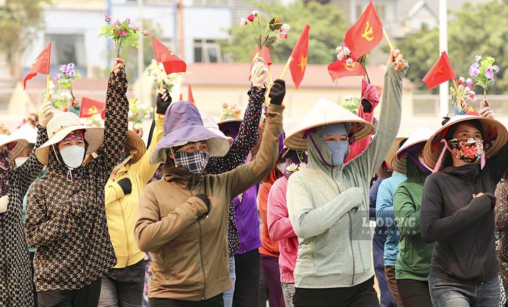 Dù mồ hôi ướt đẫm trên vai áo, khuôn mặt đỏ bừng vì nắng nóng nhưng tất cả vẫn toát lên tinh thần hăng say, tự hào khi được tham gia luyện tập để tham gia diễu hành trong Lễ Kỷ niệm 70 năm Chiến thắng Điện Biên Phủ.