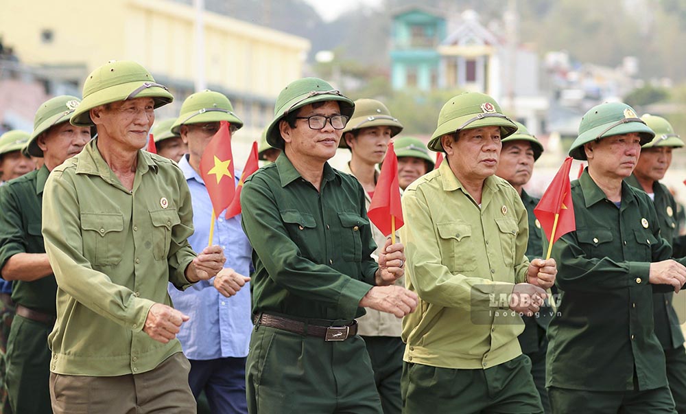 Có những ngày nhiệt độ ngoài trời lên đến 40 độ nhưng các cựu chiến binh ở khối diễu hành với khí chất của những anh bộ đội Cụ Hồ cảm thấy vinh dự, tự hào và hăng say luyện tập với tinh thần trách nhiệm cao nhất.