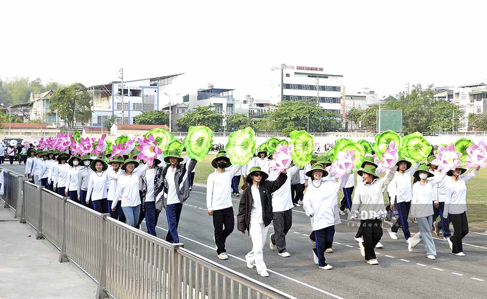 Hơn 2 tuần qua, tại Sân vận động tỉnh Điện Biên, tiếng còi hiệu lệnh, tiếng hô vang “một hai - một hai” vẫn liên tục vang trong không khí luyện tập sôi nổi nhưng lại rất nghiêm túc và mang tính kỷ luật cao như quân đội.