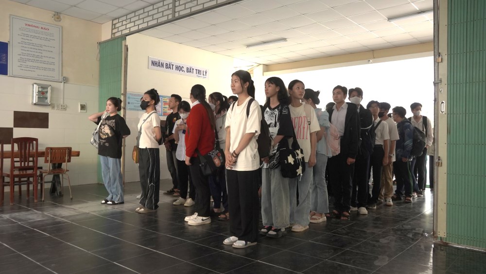 Hàng trăm thí sinh bước vào kì thi V-SAT của Trường Đại học Cần Thơ. Ảnh: Yến Phương