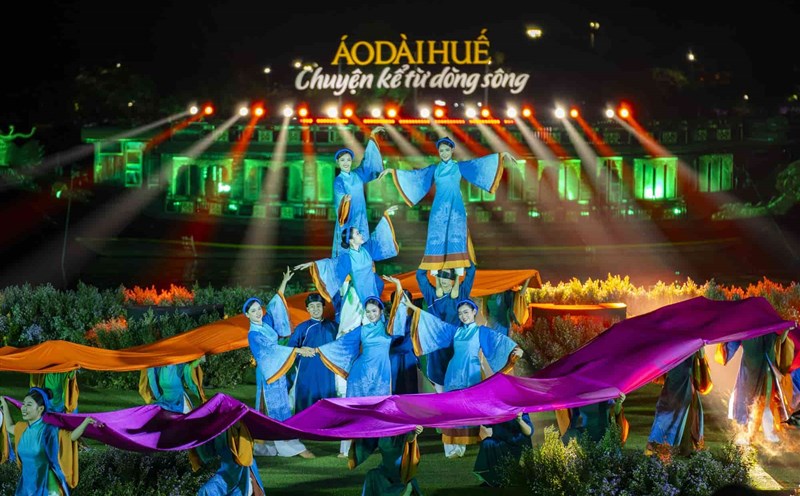 Lễ hội Áo dài Festival Huế 2023. Thừa Thiên Huế là địa phương đi đầu trong việc tổ chức một hình thái lễ hội đương đại mang tầm quốc gia, quốc tế. Ảnh: Quảng An.