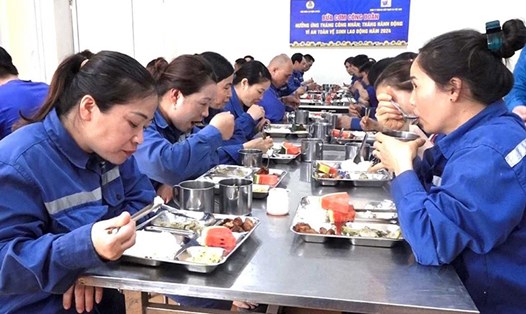 Người lao động vùng cao Yên Bái được tổ chức bữa cơm công đoàn đầy đủ dinh dưỡng. Ảnh: Vũ Đồng