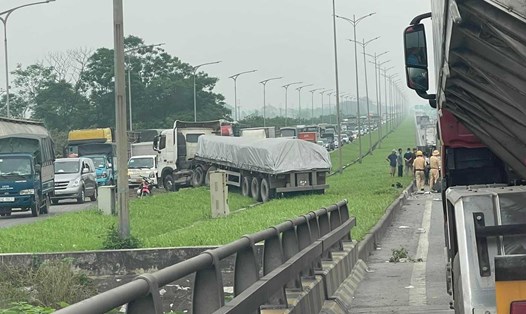 Tai nạn khiến cao tốc Hà Nội - Lạng Sơn ùn tắc. Ảnh: Người dân cung cấp