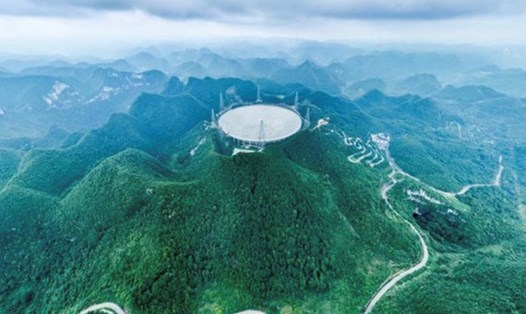 Kính viễn vọng vô tuyến một đĩa FAST của Trung Quốc. Ảnh: Xinhua