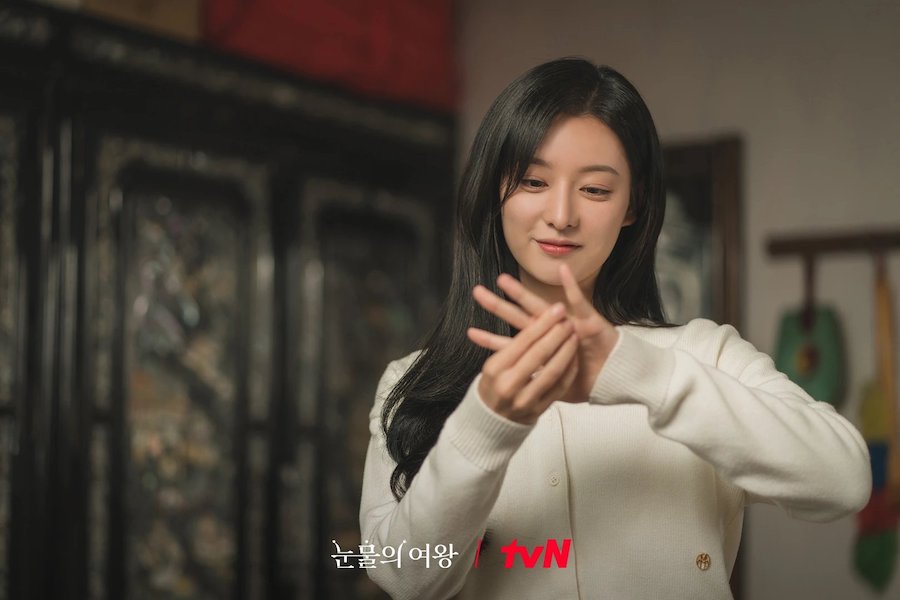 Nữ chính Hong Hae In (Kim Ji Won) được chồng cầu hôn lại nhưng cô từ chối. Ảnh: tvN