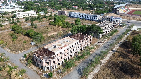 Nhà cửa bỏ hoang, xuống cấp trong dự án của Tập đoàn FLC tại Kon Tum. Ảnh: Thanh Tuấn 