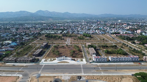 Khu đất rộng hàng nghìn m2 ở vị trí trung tâm thành phố Kon Tum. Ảnh: Thanh Tuấn 
