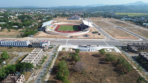 Bên ngoài đất của FLC là sân vận động lớn hàng đầu Tây Nguyên, khu đất phía đối diện cũng được phân lô bán nền. Ảnh: Thanh Tuấn 
