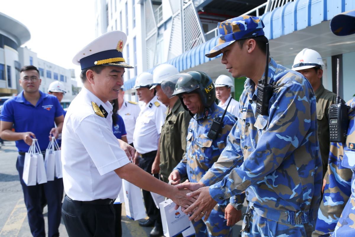 Chỉ huy Phòng Chính trị Tổng Công ty Tân cảng Sài Gòn tặng quà hỗ trợ, động viên lực lượng an ninh cảng khi làm việc giữ thời tiết nắng nóng. Ảnh: Công Hoan