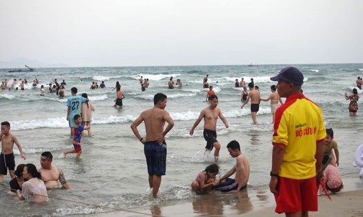Đội cứu hộ ở biển Đà Nẵng làm việc hết công suất trong cao điểm mùa du lịch. Ảnh: Trần Thi