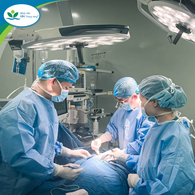 Các bác sĩ phẫu thuật cho bé trai 11 tuổi. Ảnh: BVCC