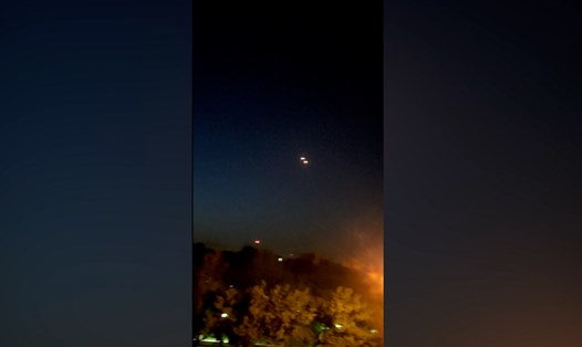 Bầu trời Isfahan, Iran sau vụ tấn công của Israel sáng 19.4. Ảnh chụp màn hình CNN