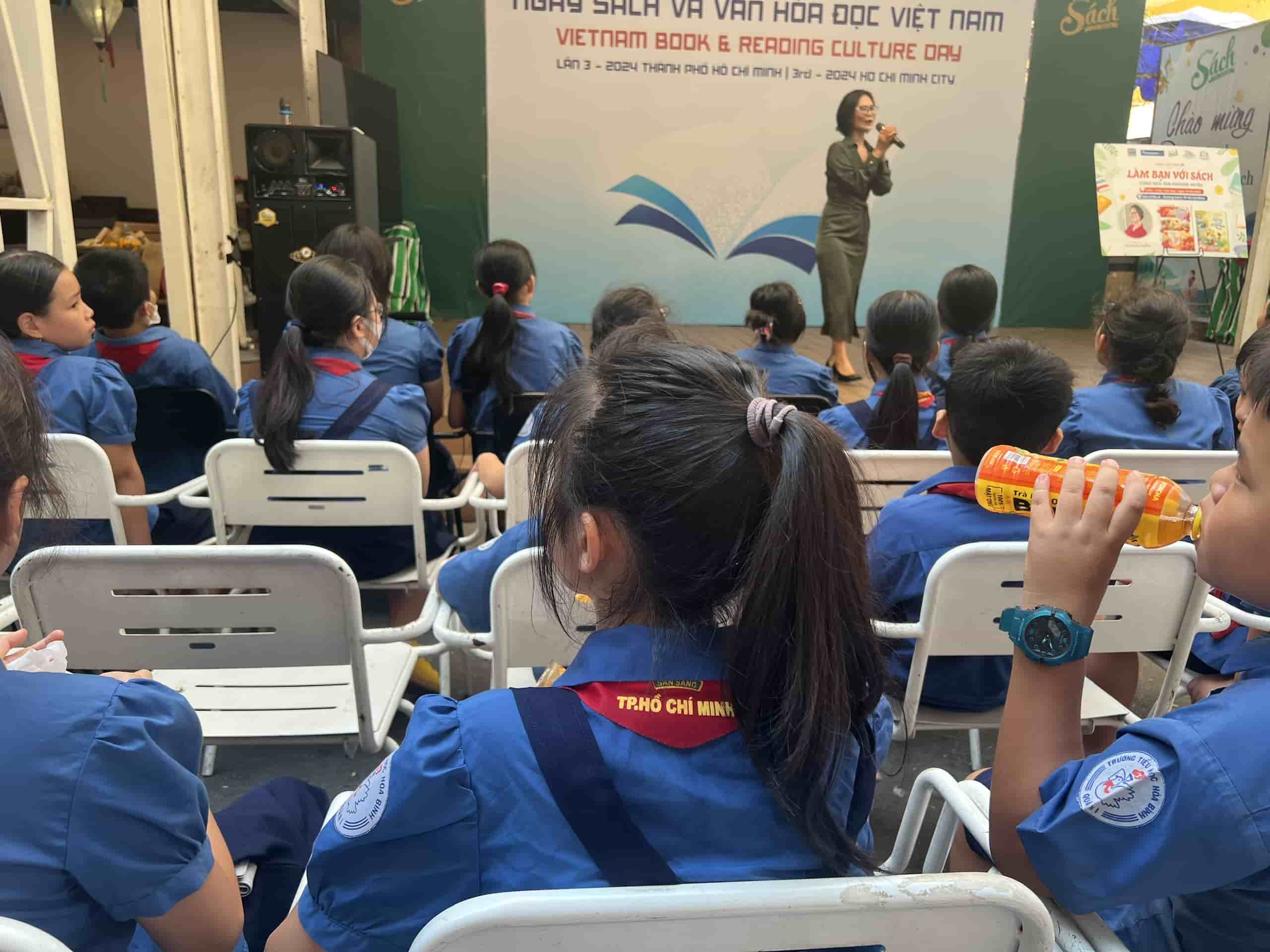 Buổi giao lưu của nhà văn Phương Huyền tại đường sách. Ảnh: Diễm Quỳnh