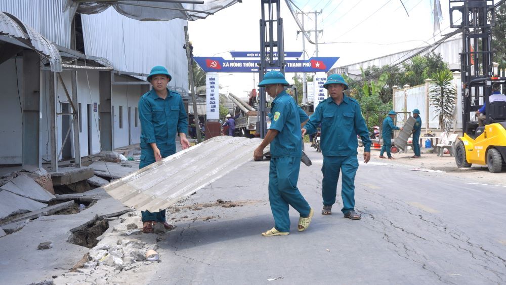 Quan sát cho thấy, lực lượng chức năng đang tích cực vận chuyển đồ đạc ra khỏi khu vực sụt lún.