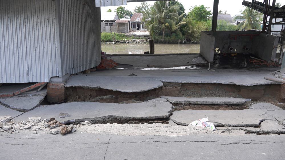 Ông Lê Chí Phương – Phó Chủ tịch UBND huyện Cờ Đỏ (TP Cần Thơ) – thông tin, vào lúc 16 giờ 30 phút, ngày 18.4, trên địa bàn ấp Thạnh Hưng 1, xã Trung Hưng đã xảy ra hiện tượng sụt lún nhà kho Bến Thủy của Công ty Cổ phần Lương thực Hưng Phước, với chiều dài 135,5m, chiều rộng 11,3m, tổng diện tích 1.531m, ước tổng thiệt hại khoảng 10 tỉ đồng.