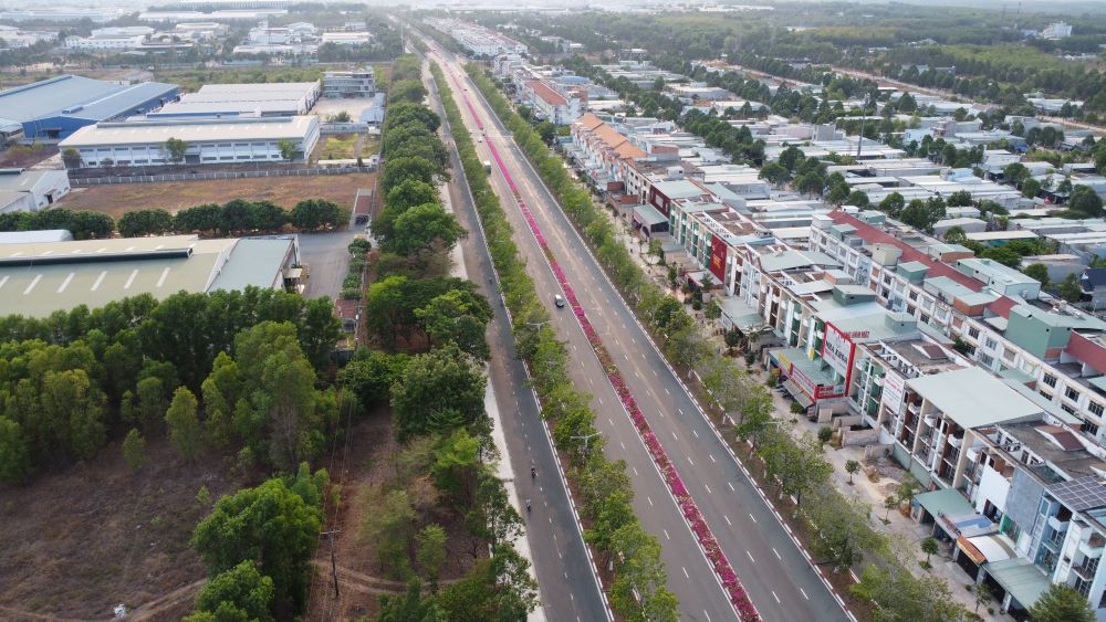 Theo tìm hiểu, tuyến đường NA3 được Tổng Công ty Becamex xây dựng cùng với quá trình phát triển khu công nghiệp Mỹ Phước 8 rộng 800ha.