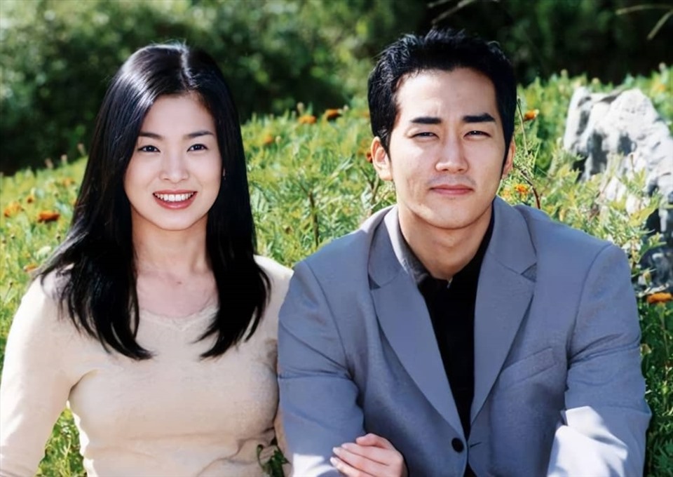 Song Hye Kyo và Song Seung Hun là cặp đôi đẹp của màn ảnh Hàn Quốc một thời trong phim “Trái tim mùa thu“. Ảnh: Newsen