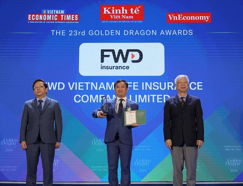 Ông Lê Anh Tuấn - Phó Tổng Giám đốc Quản Trị FWD Việt Nam đại diện nhận giải thưởng Rồng Vàng 2024. Ảnh: FWD 