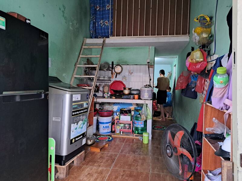 Căn phòng trọ có giá 1,5 triệu đồng/tháng của vợ chồng anh Cường thuê làm nơi trú ẩn của cả gia đình. Ảnh: Nguyễn Linh