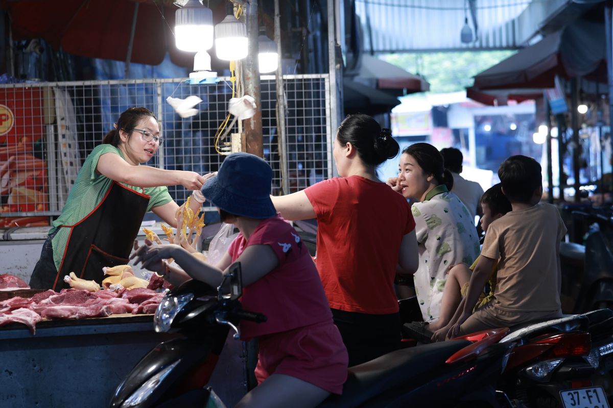 Công nhân mua thực phẩm tại chợ Mun, một trong những chợ chính thống lớn nhất khu vực Đông Anh (Hà Nội). 