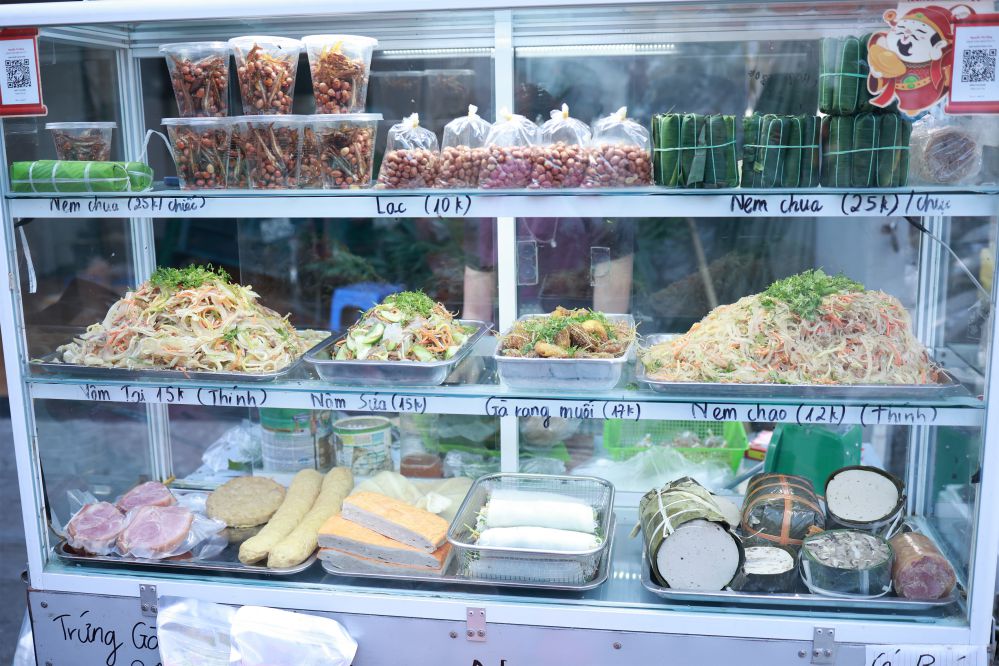 Thức ăn chín và tươi sống bày bán trên cùng một sạp hàng tại chợ cóc ở Đông Anh (Hà Nội). 