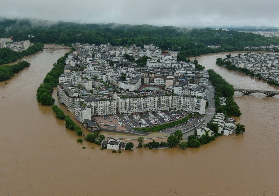 Ảnh chụp từ trên không vào ngày 20.6.2022 cho thấy các khu vực bị ngập lụt ở huyện Vụ Nguyên, tỉnh Giang Tây, Trung Quốc. Ảnh: Xinhua