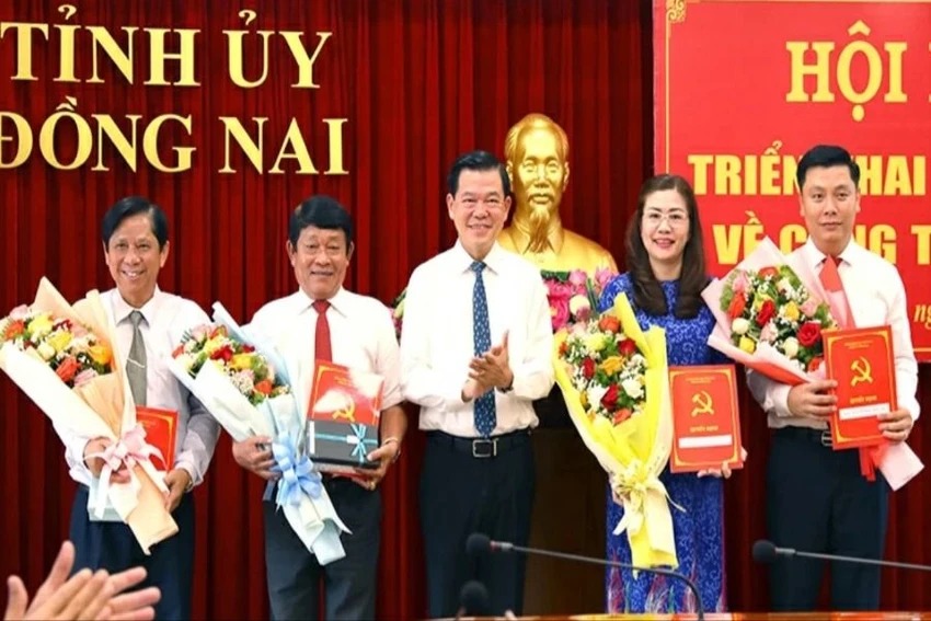 Bí thư Tỉnh ủy Đồng Nai Nguyễn Hồng Lĩnh trao quyết định, tặng hoa chúc mừng các nhân sự nhận quyết định. Ảnh: Huy Anh 