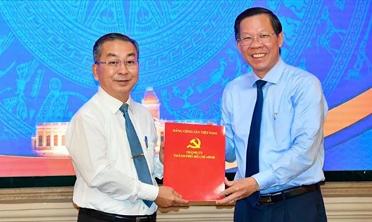 Chủ tịch UBND TPHCM Phan Văn Mãi trao quyết định đến ông Võ Ngọc Quốc Thuận. Ảnh: VGP