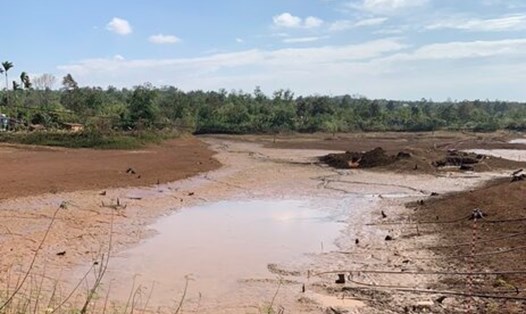 Một công trình hồ đập ở huyện Đắk Mil cạn kiệt nguồn nước trong mùa khô. Ảnh: Phan Tuấn