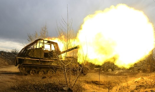 Quân nhân Nga bắn pháo tự hành 2S3 Akatsiya về phía các vị trí của Ukraina. Ảnh: Sputnik
