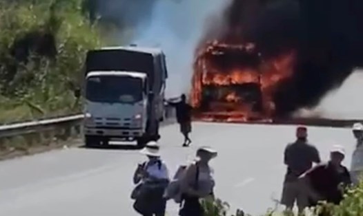 Hiện trường vụ cháy xe trên cao tốc TPHCM - Long Thành - Dầu Giây. Ảnh: Hà Anh Chiến