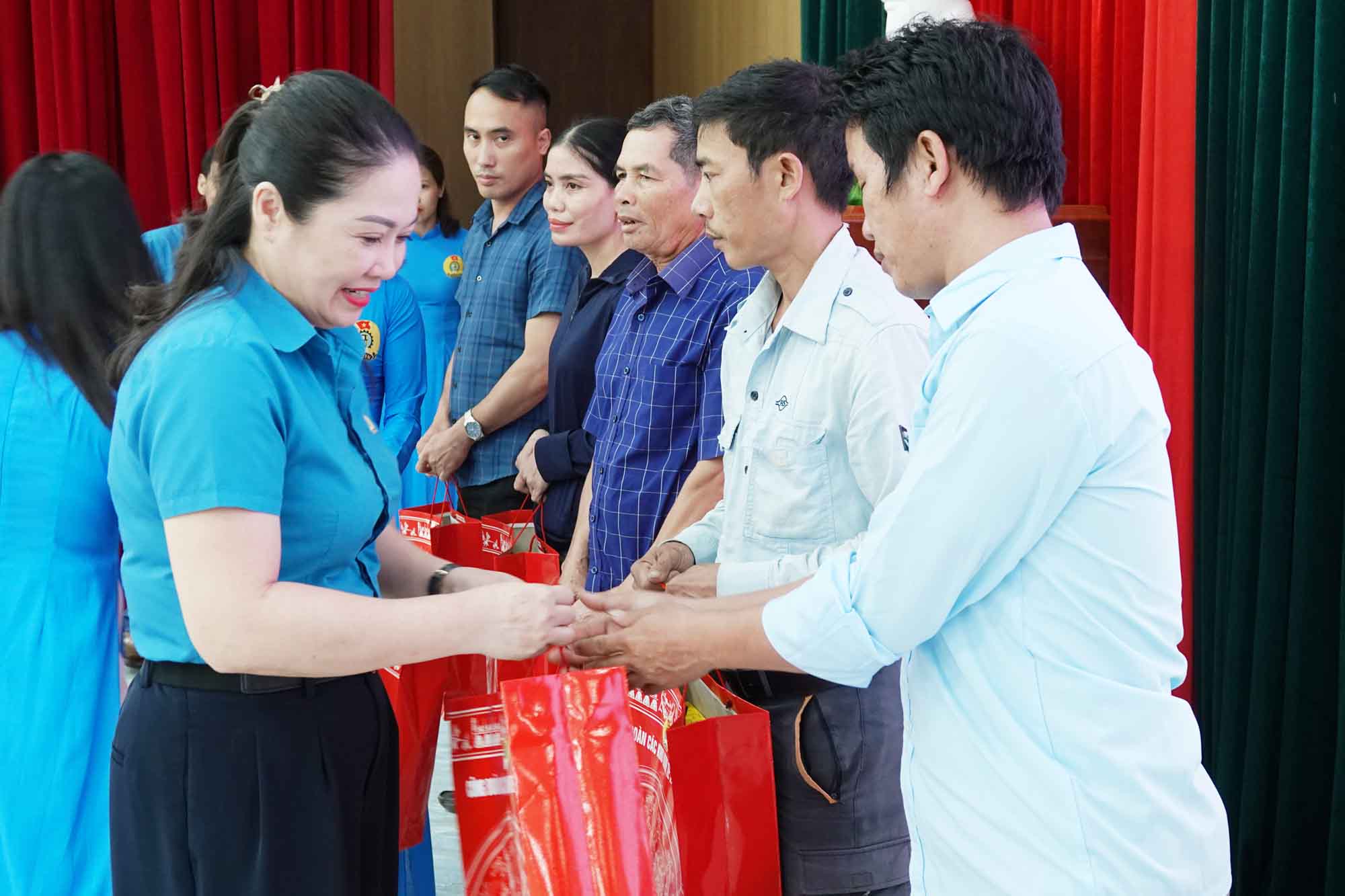 Bà Lê Thị Hải Yến - Phó Chủ tịch LĐLĐ tỉnh Hà Tĩnh trao quà cho công nhân. Ảnh: Trần Tuấn.