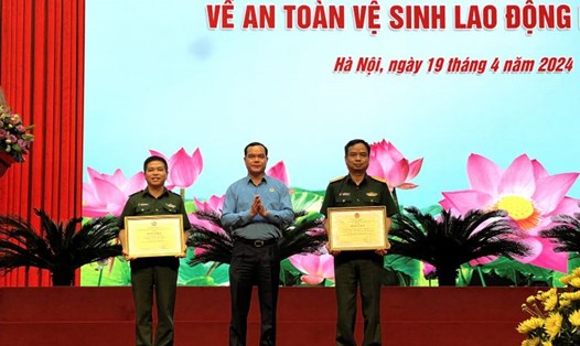 Ủy viên Trung ương Đảng, Chủ tịch Tổng LĐLĐVN Nguyễn Đình Khang trao khen thưởng của Tổng LĐLĐVN tại lễ phát động. Ảnh: linh nguyên