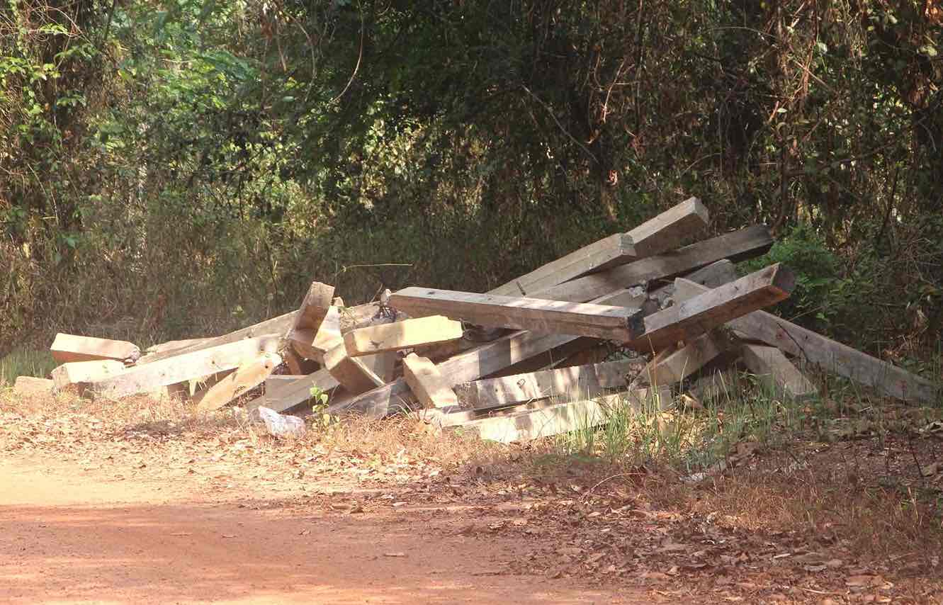 Cọc bê tông ở hàng rào điện bị voi xô đổ. Ảnh: HAC