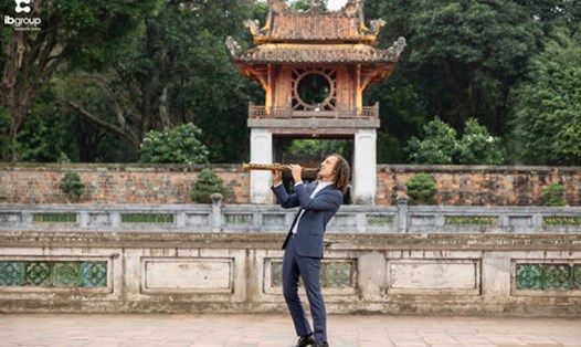 Nghệ sĩ Kenny G giới thiệu MV "Going Home" được thực hiện tại Việt Nam. Ảnh: BTC