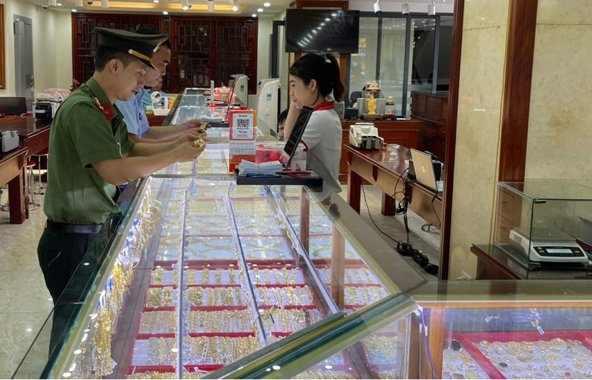 Lực lượng chức năng kiểm tra cửa hàng kinh doanh vàng tại thị trấn Diễn Châu, huyện Diễn Châu, tỉnh Nghệ An. Ảnh: Quang Hiếu