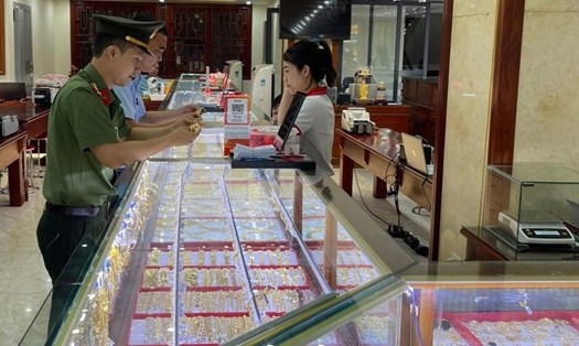 Lực lượng chức năng kiểm tra cửa hàng kinh doanh vàng tại thị trấn Diễn Châu, huyện Diễn Châu, tỉnh Nghệ An. Ảnh: Quang Hiếu