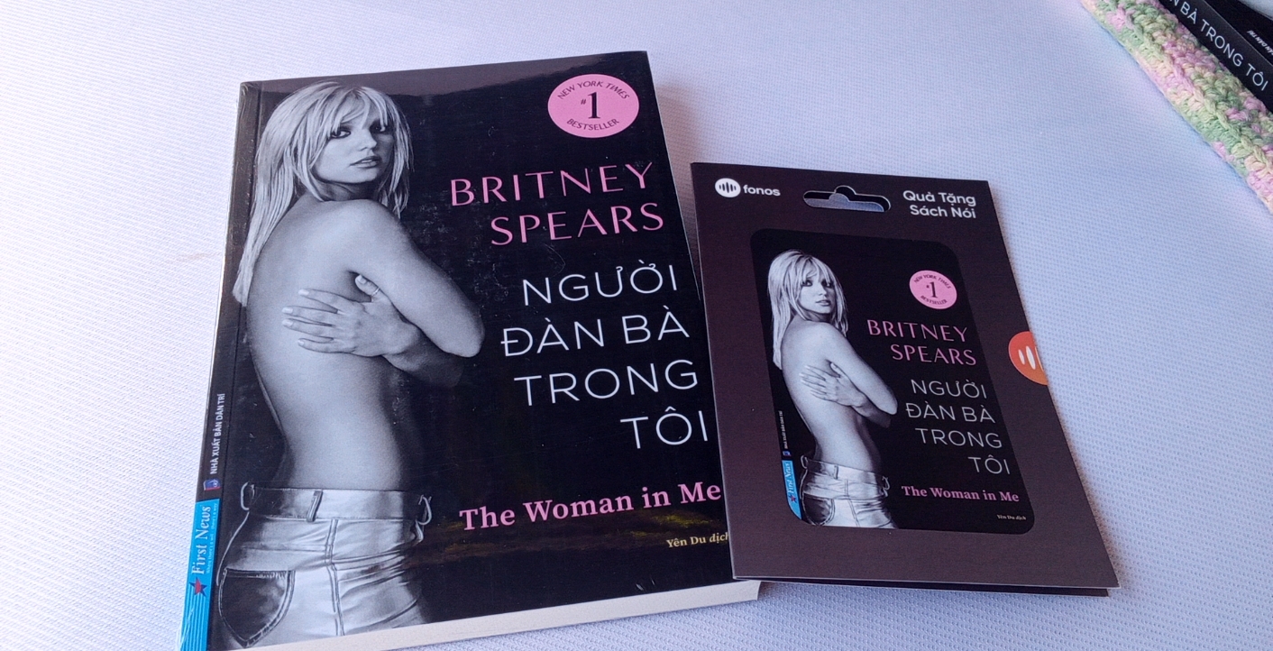 Cuốn tự truyện Britney Spear “Người đàn bà trong tôi“. Ảnh: Vi Vi.