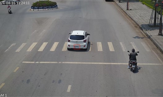 Xe ôtô vượt đèn đỏ tại ngã 3 Hùng Vương - Xương Giang, phường Ngô Quyền, thành phố Bắc Giang. Ảnh: Công an Bắc Giang


