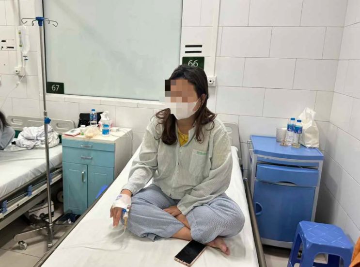 Bệnh nhân P.T.H đang được điều trị tại Trung tâm chống độc, Bệnh viện Bạch Mai. Ảnh: Quỳnh Mai