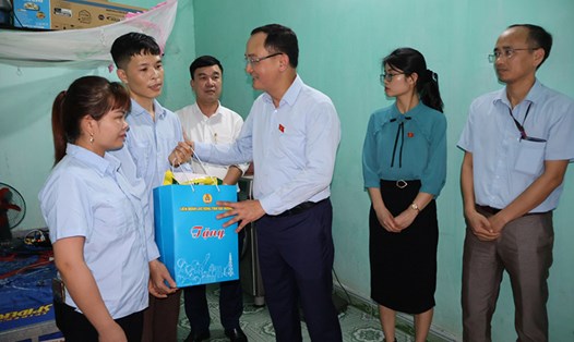 Ông Nguyễn Ngọc Sơn trao quà cho công nhân Phạm Văn Tự (Công ty Sumideso, Hải Dương). Ảnh: Diệu Thúy